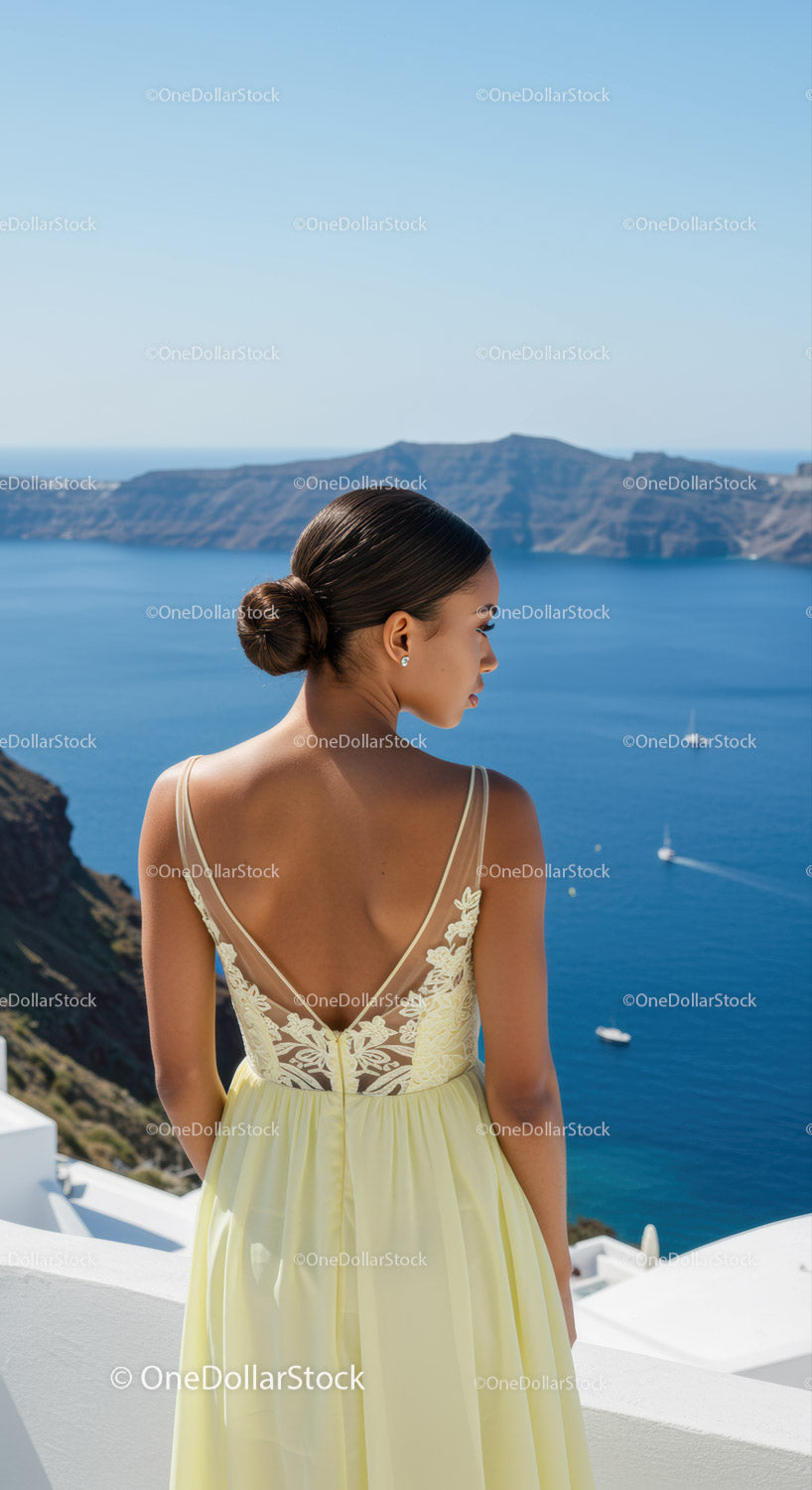 Kobieta w eleganckiej sukni z widokiem na spokojny ocean