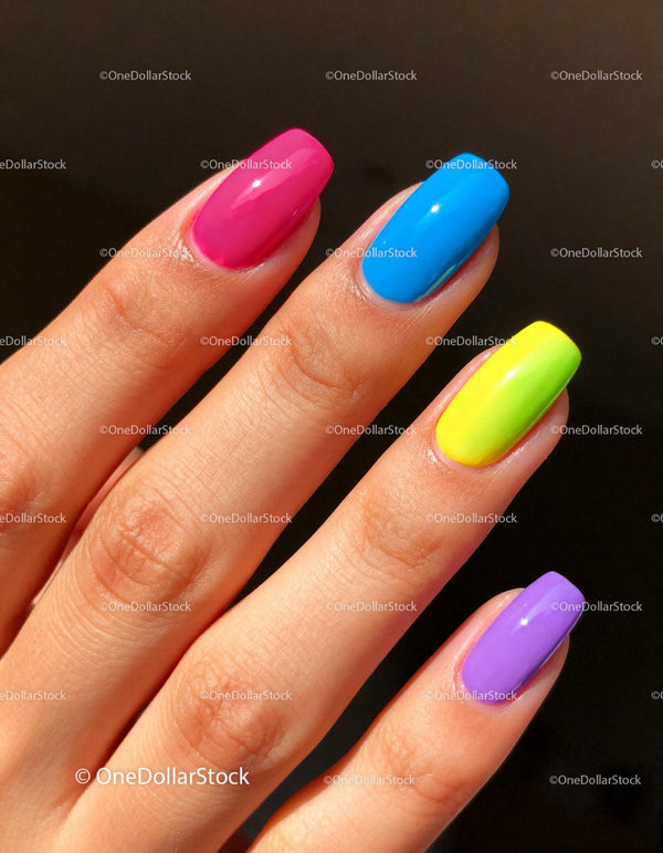 Żywy wielokolorowy manicure na gładkich naturalnych paznokciach
