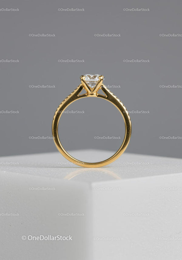 Elegancki złoty pierścionek zaręczynowy z błyszczącym diamentem solitaire