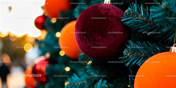 Zbliżenie na żywe ozdoby choinkowe na drzewku sosnowym
