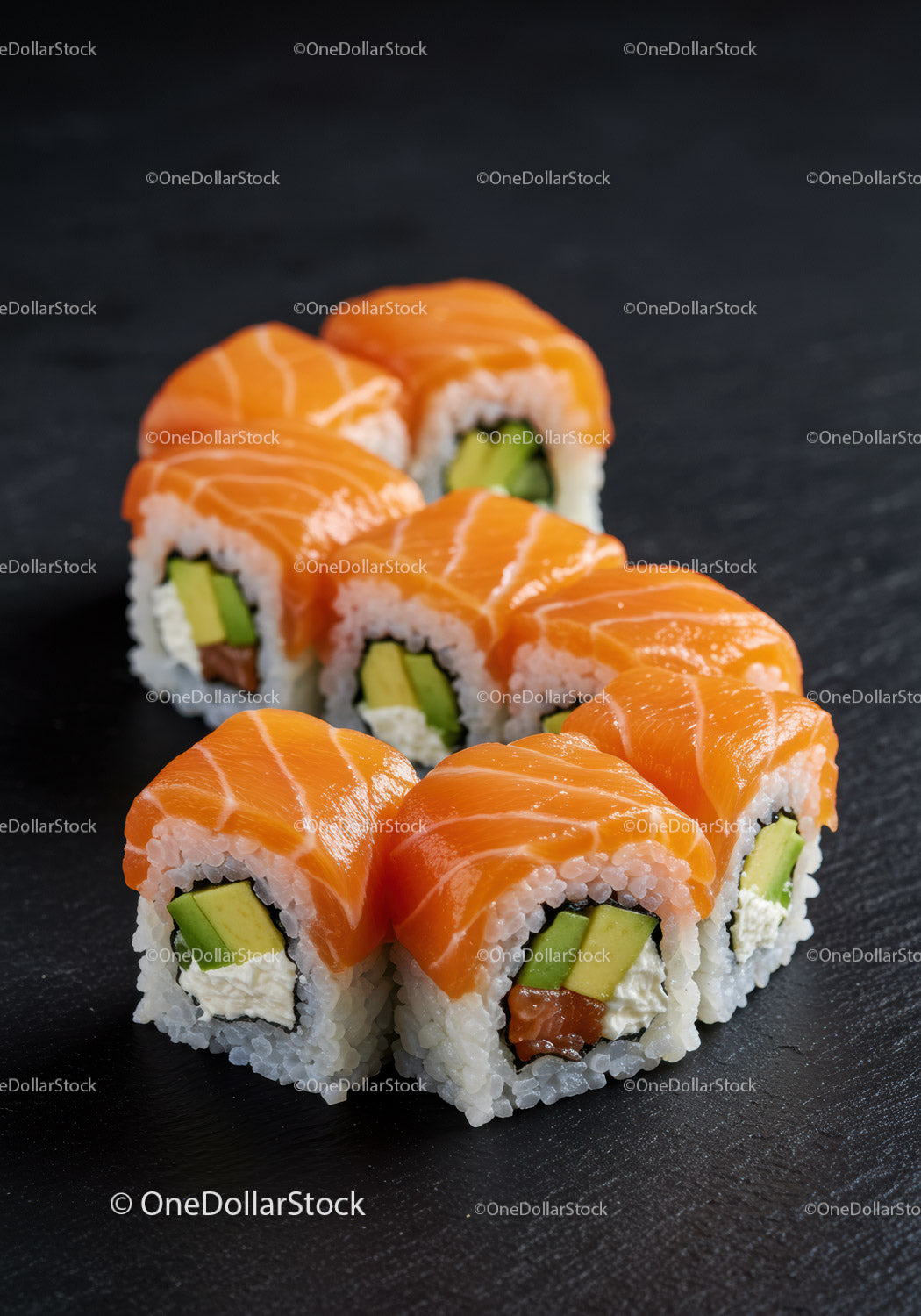 Świeże rolki sushi z łososiem, awokado i serkiem śmietankowym