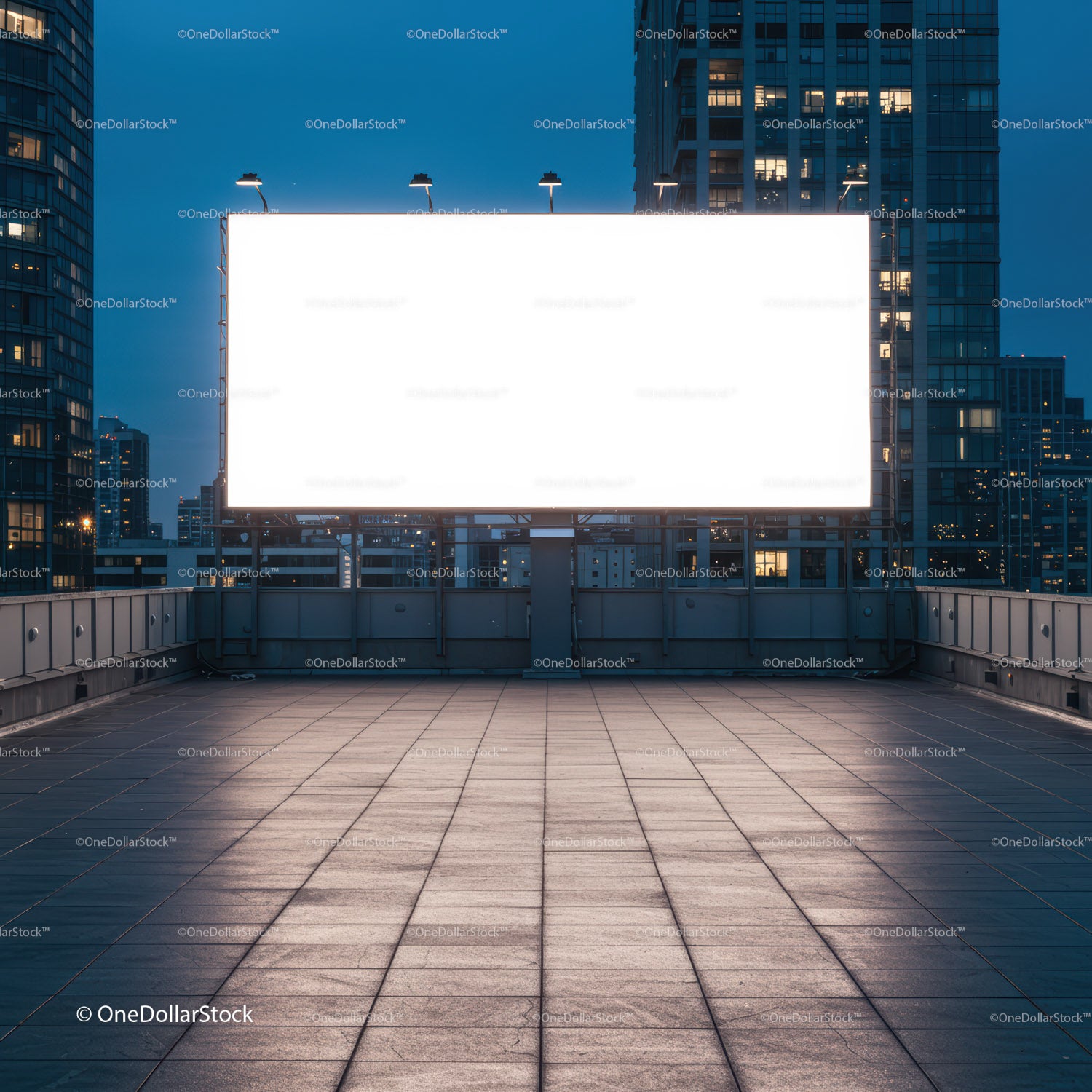Podświetlony pusty billboard na dachu miejskim o zmierzchu