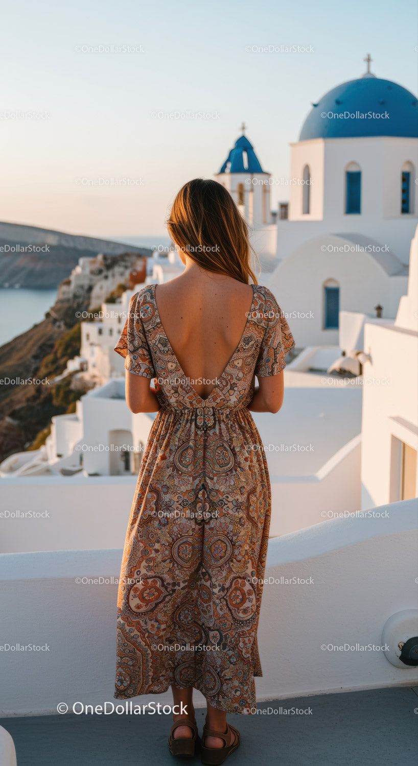 Kobieta podziwiająca zachód słońca na Santorini w Grecji