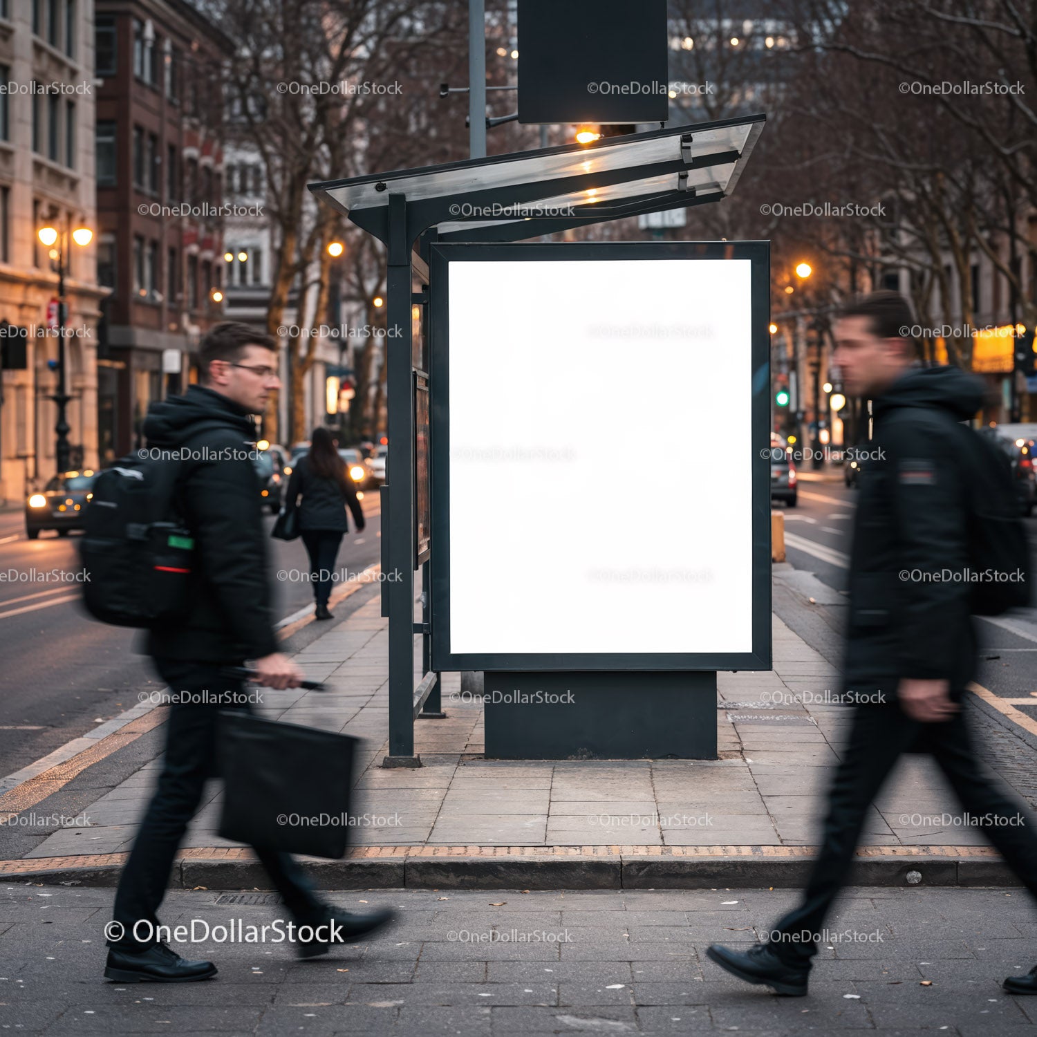 Ruchliwa ulica miejska z pustym billboardem reklamowym o zmierzchu