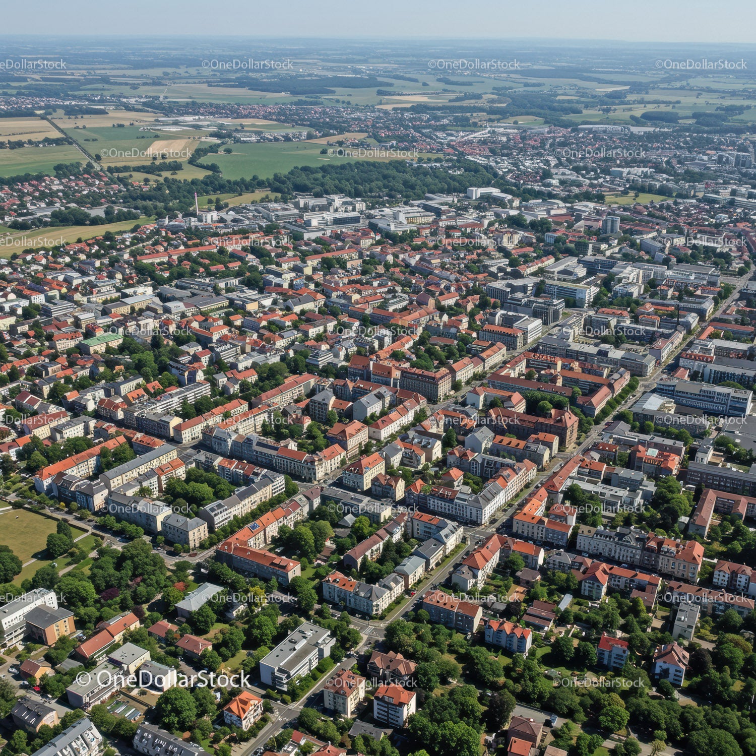 Widok z lotu ptaka na dzielnicę miejską z ulicami i terenami zielonymi