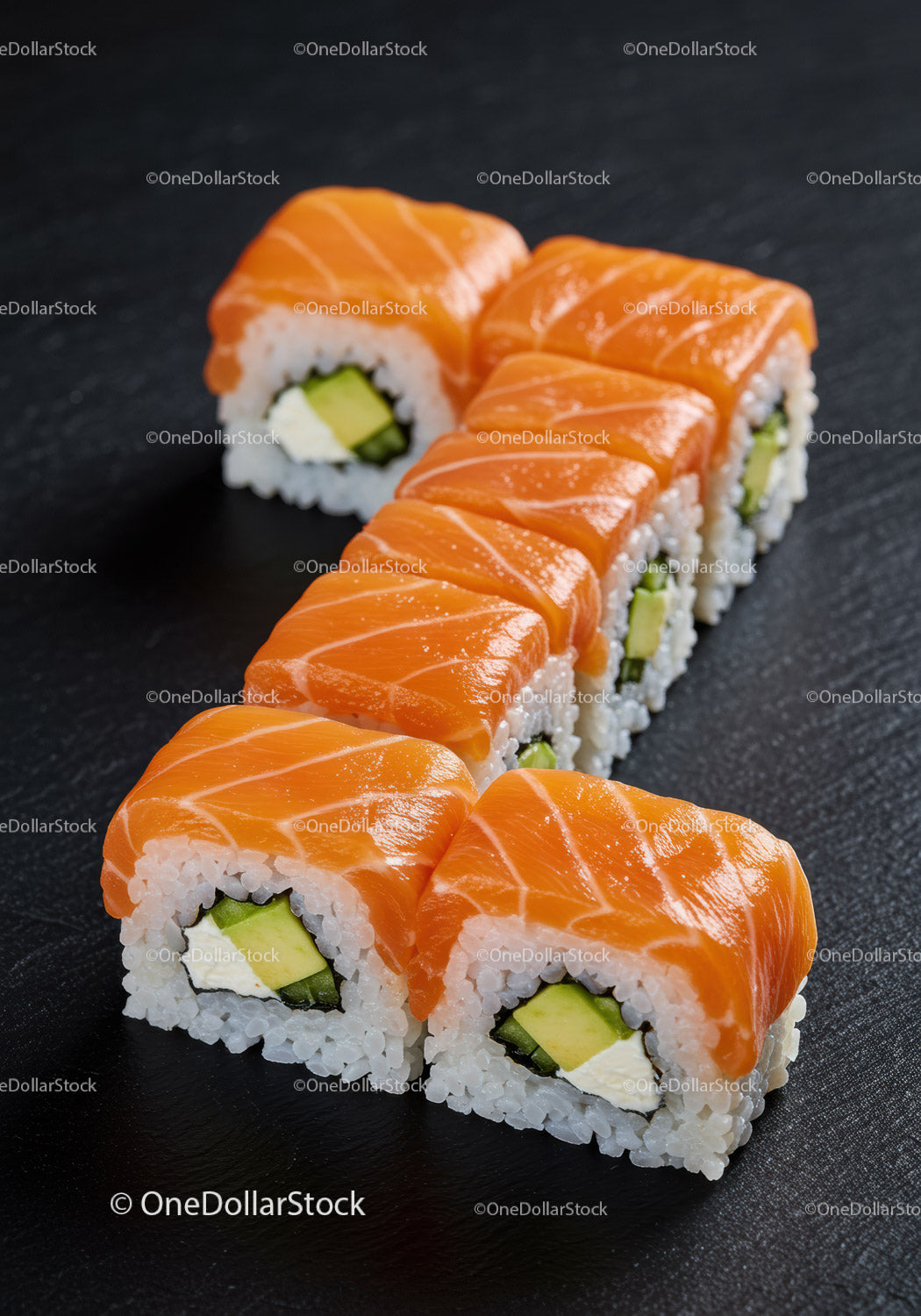 Świeże rolki sushi z łososiem, awokado i serkiem śmietankowym