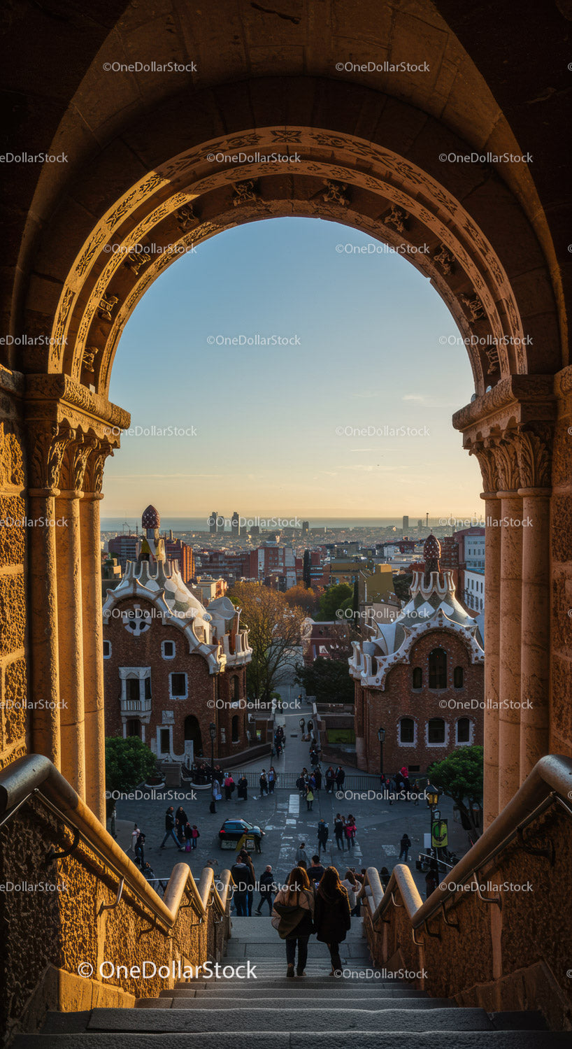 Widok na Park Guell z kultową architekturą i panoramą miasta o zachodzie słońca