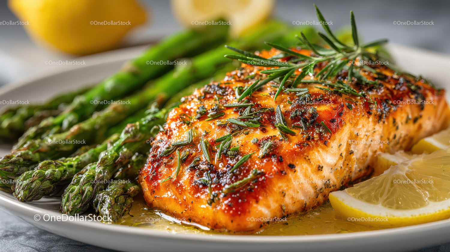 Fresh Grilled Salmon with Asparagus and Lemon Slices