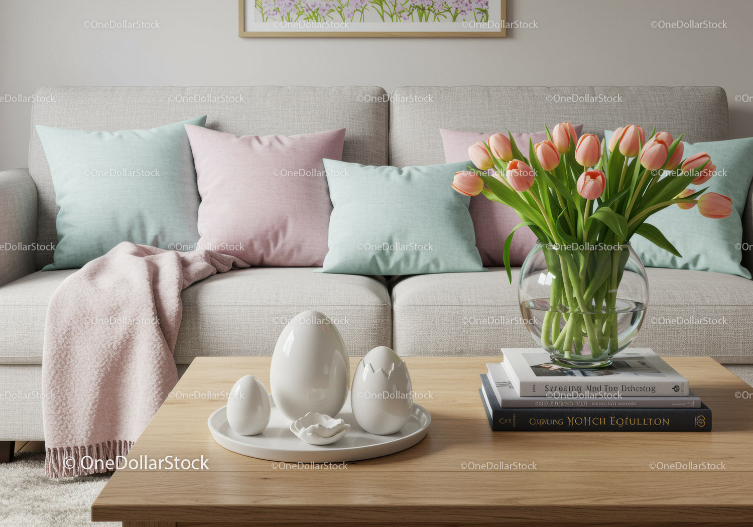 Przytulny salon z pastelowymi poduszkami i bukietem tulipanów