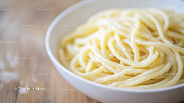 Zbliżenie na ugotowane nitki spaghetti w białej misce