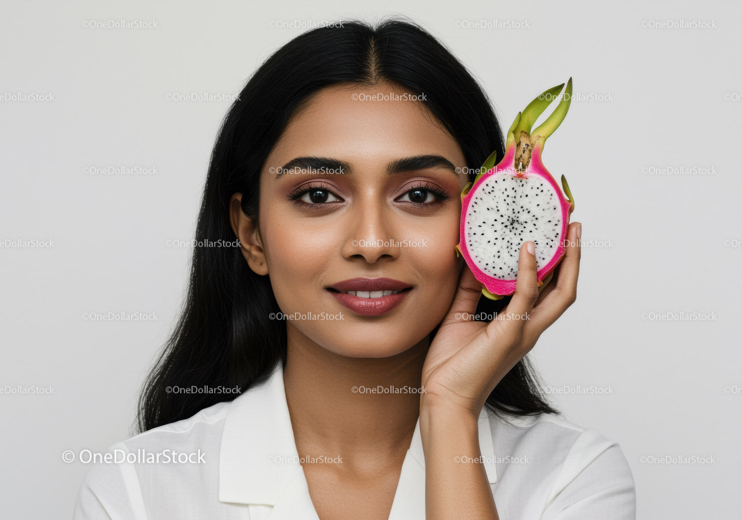 Portret kobiety ze świeżym smoczym owocem w jasnym, nowoczesnym otoczeniu