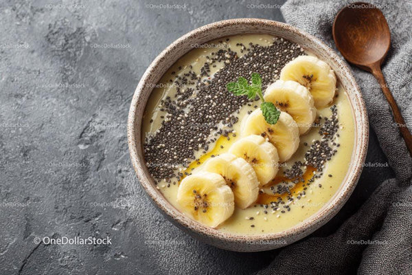Pyszna miska smoothie bananowego z nasionami chia i miętą