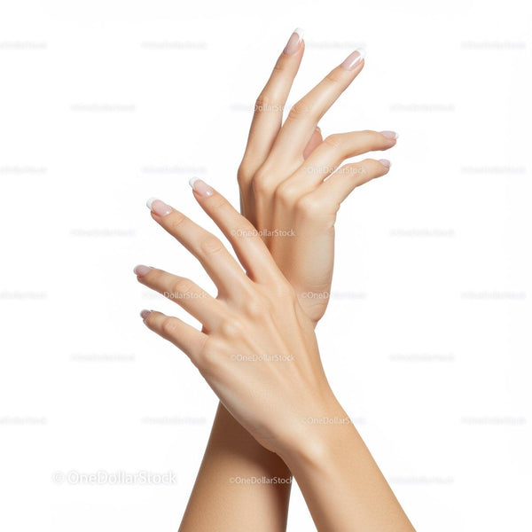 Wdzięczne kobiece dłonie z eleganckim francuskim manicure