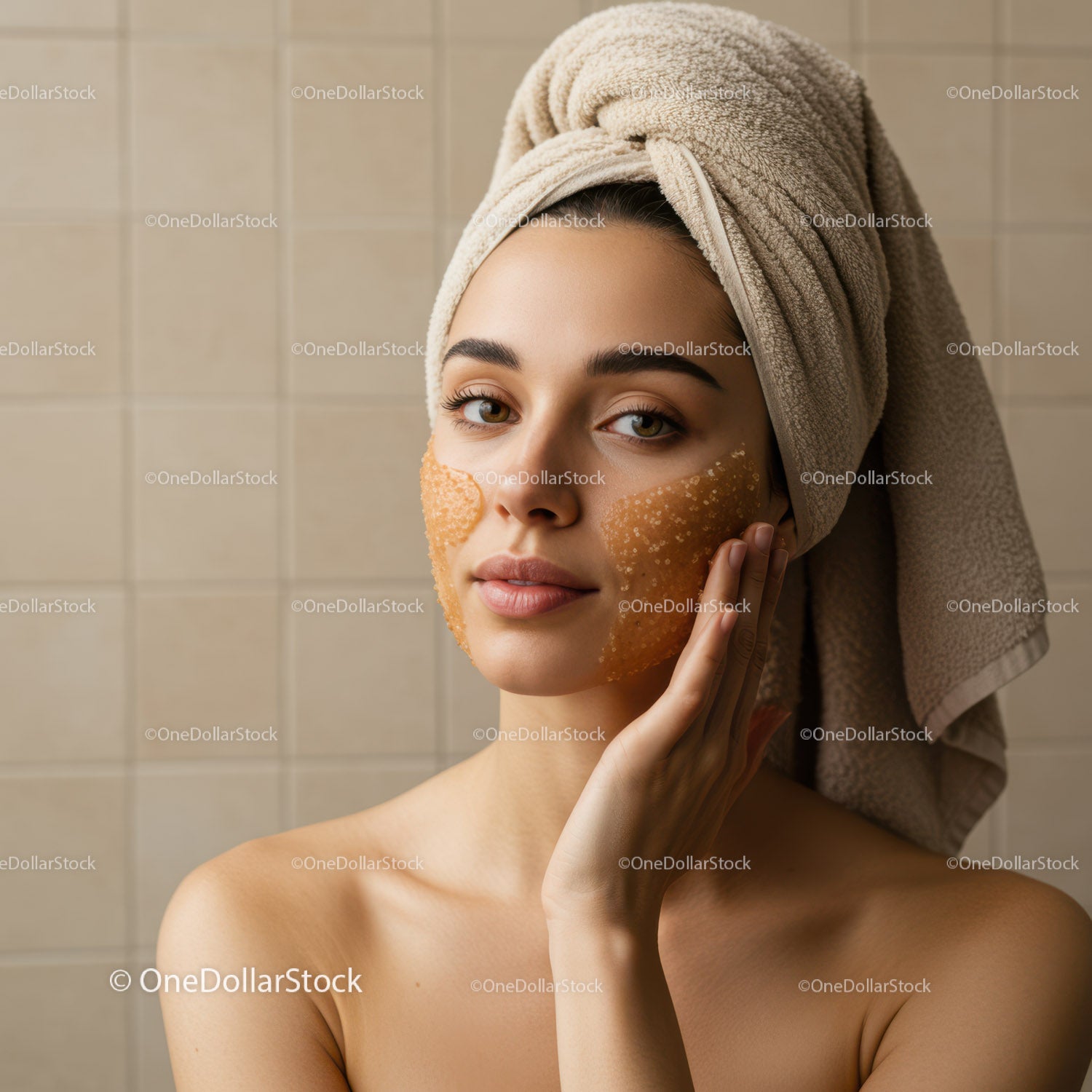 Kobieta nakładająca peelingującą maskę na twarz w relaksującym spa