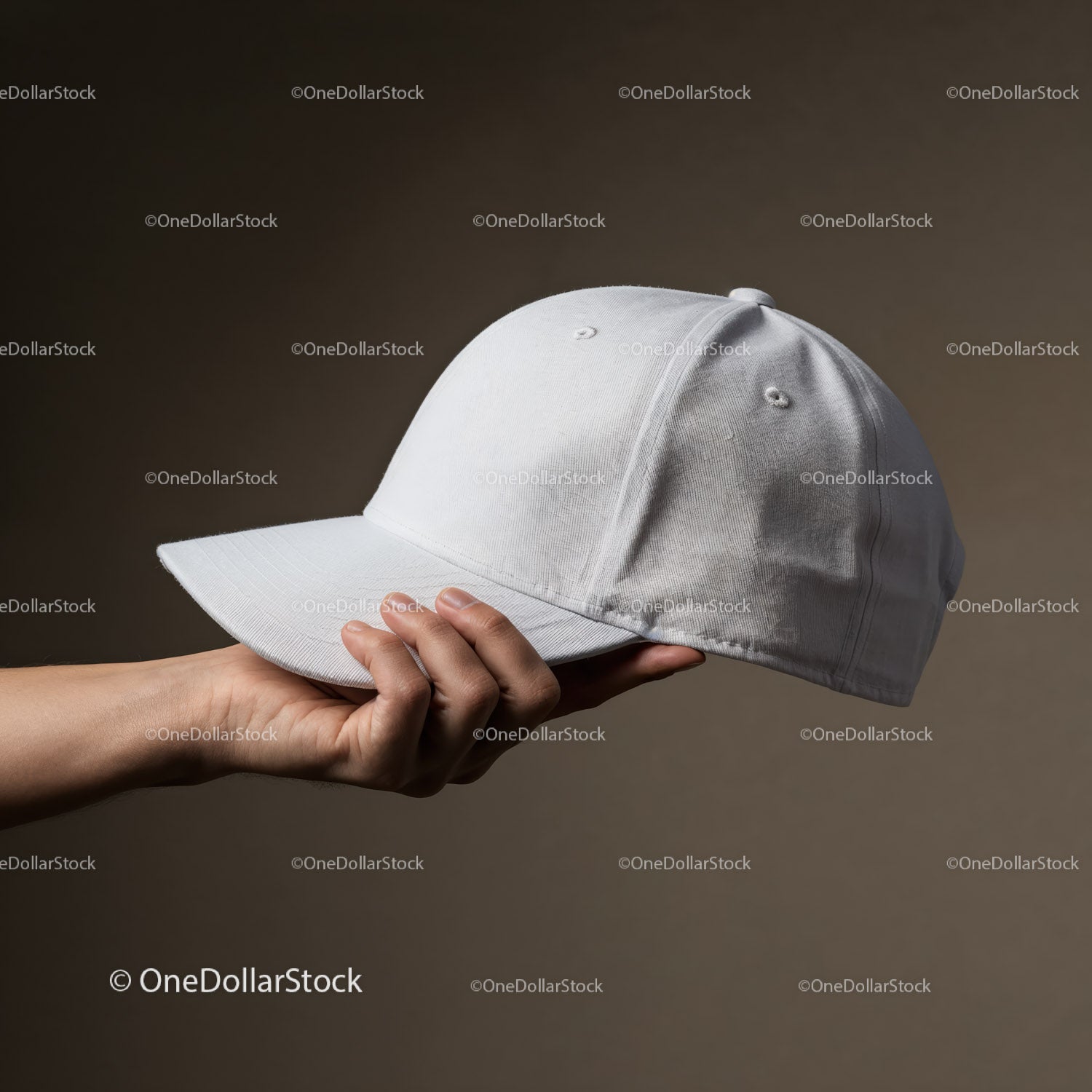 Ręka trzymająca prostą białą czapkę baseballową na brązowym tle