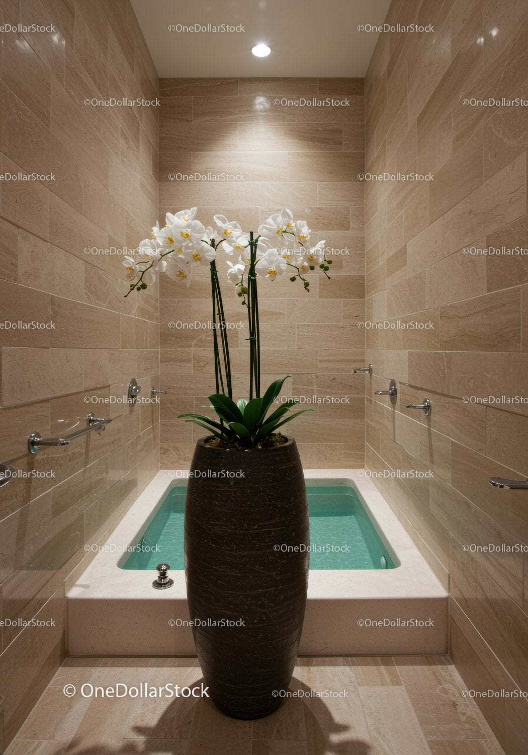 Eleganckie kryte spa z białą orchideą i beżowymi kafelkami na ścianach