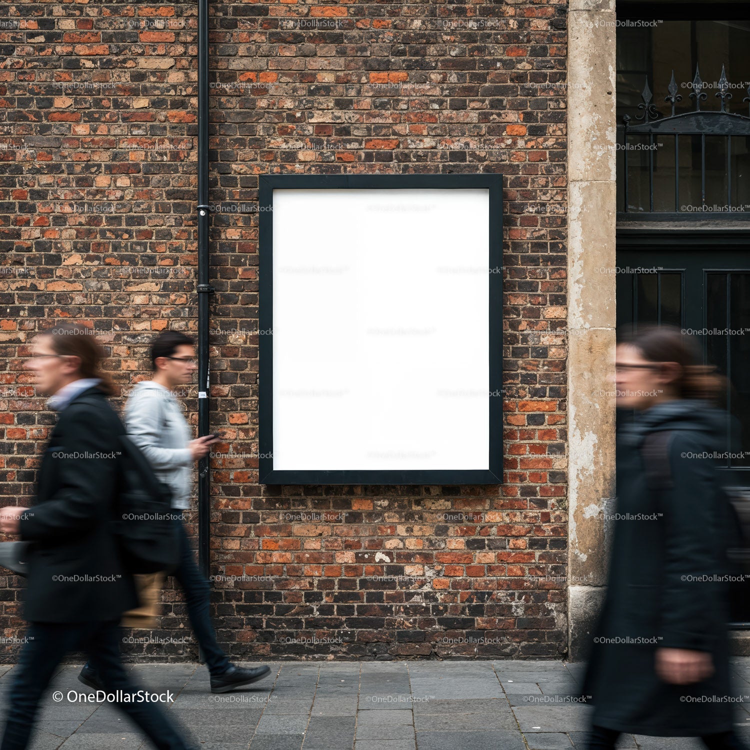 Ludzie przechodzący obok pustego billboardu na ceglanej ścianie