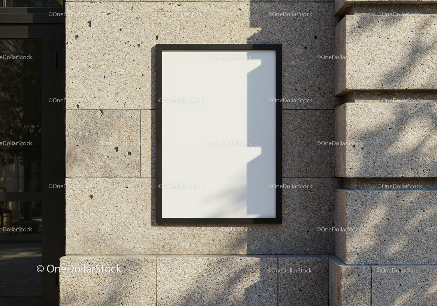 Minimalistyczny, pusty plakat na teksturowanej kamiennej ścianie na zewnątrz