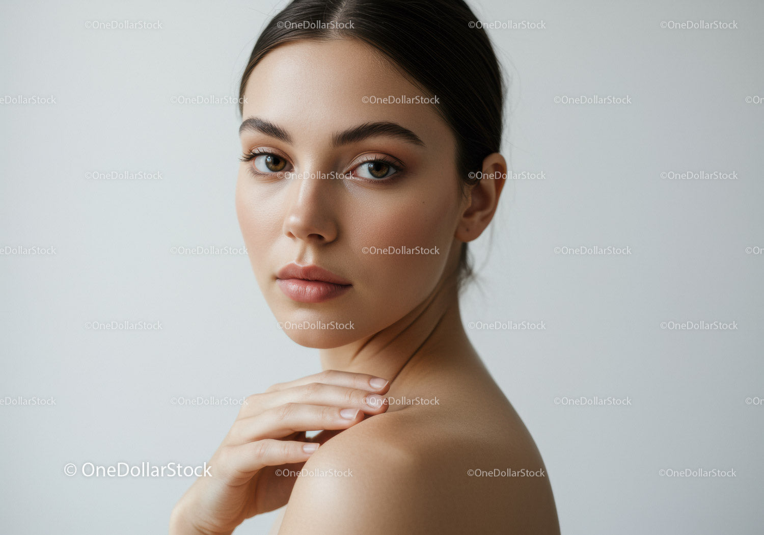 Portret pięknej młodej kobiety z nieskazitelną cerą