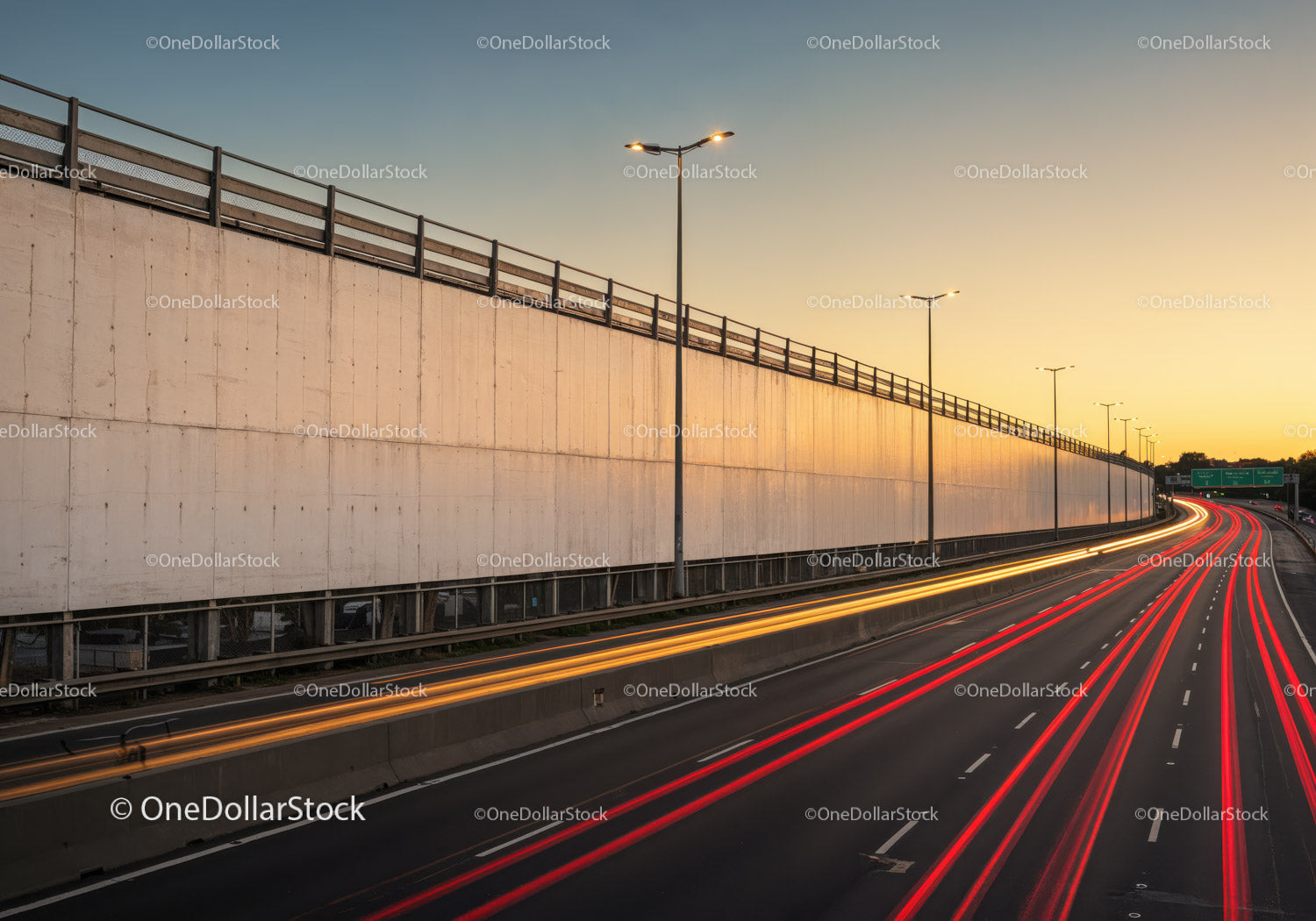 Autostrada miejska o zachodzie słońca ze smugami światła i latarniami ulicznymi