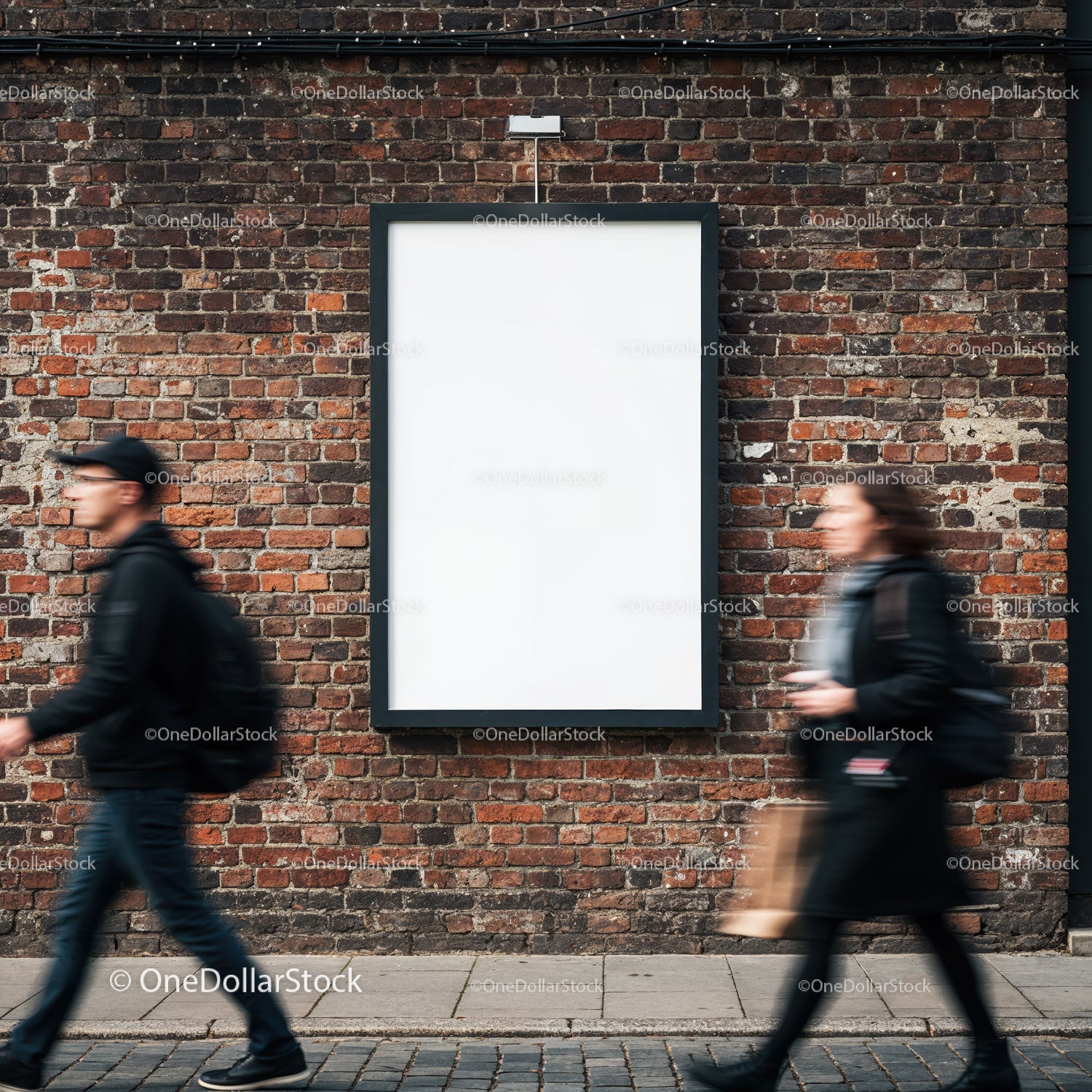 Pusty pionowy billboard na ceglanej ścianie z idącymi ludźmi