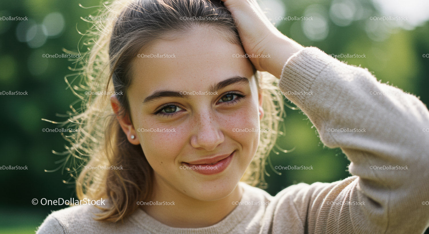 Portret uśmiechniętej młodej kobiety na zewnątrz w naturalnym świetle