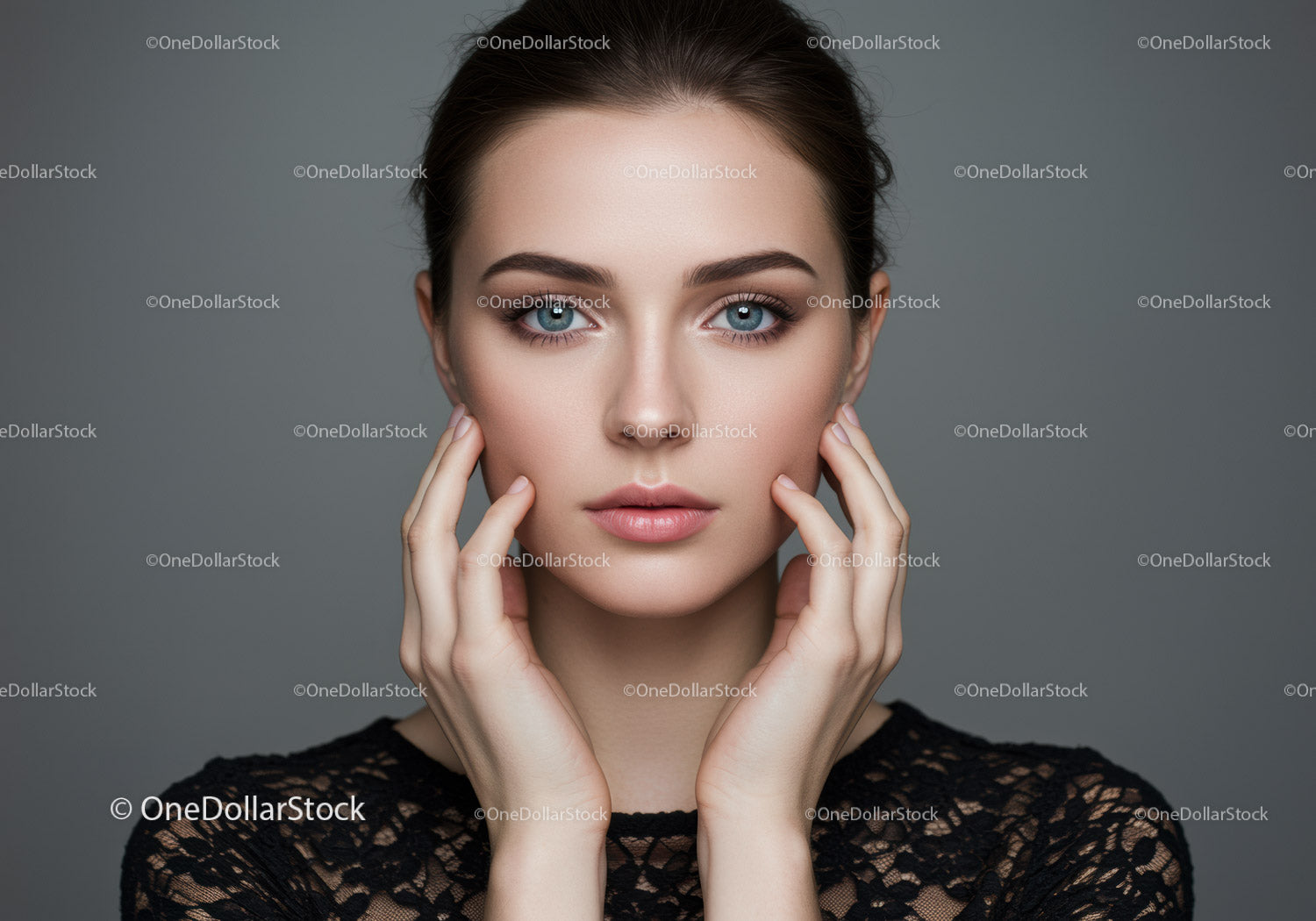 Portret pięknej kobiety z czystą cerą i niebieskimi oczami
