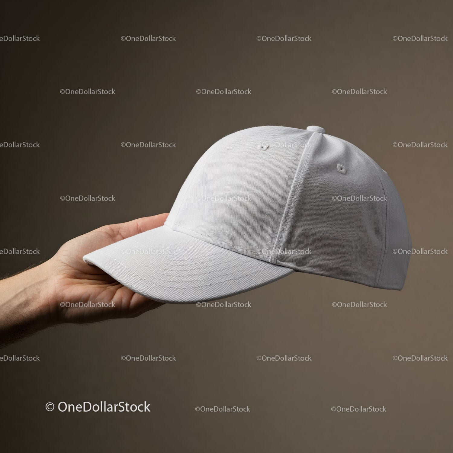 Ręka trzymająca prostą białą czapkę baseballową na neutralnym tle