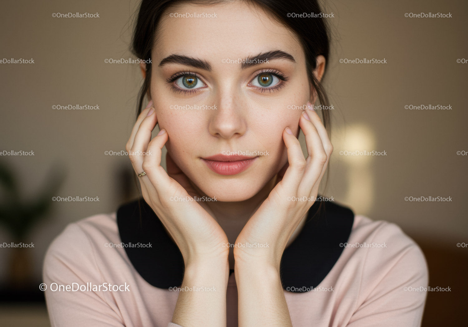 Portret młodej kobiety z zielonymi oczami i naturalnym makijażem