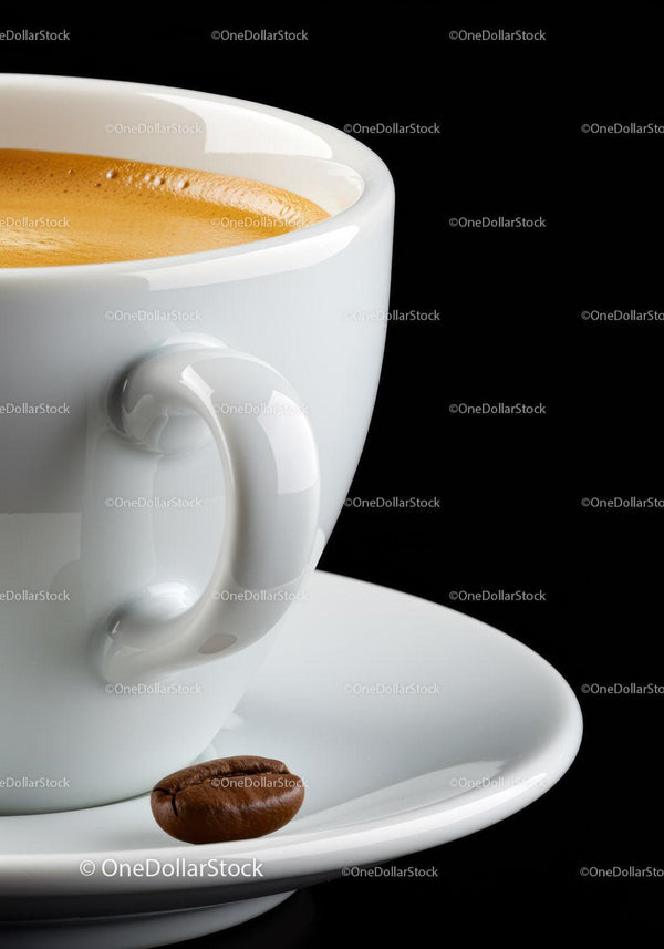Zbliżenie espresso w białej filiżance z ziarnem kawy