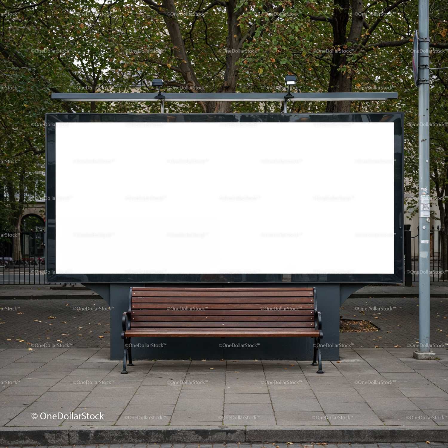 Pusta ławka miejska z pustym billboardem w parku