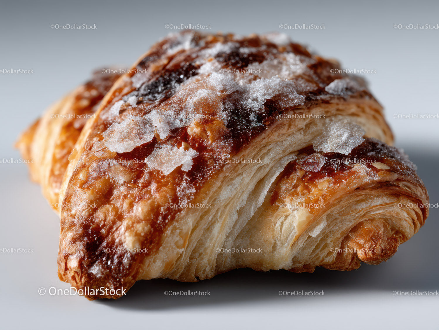 Złoty croissant z cukrem pudrem i polewą czekoladową