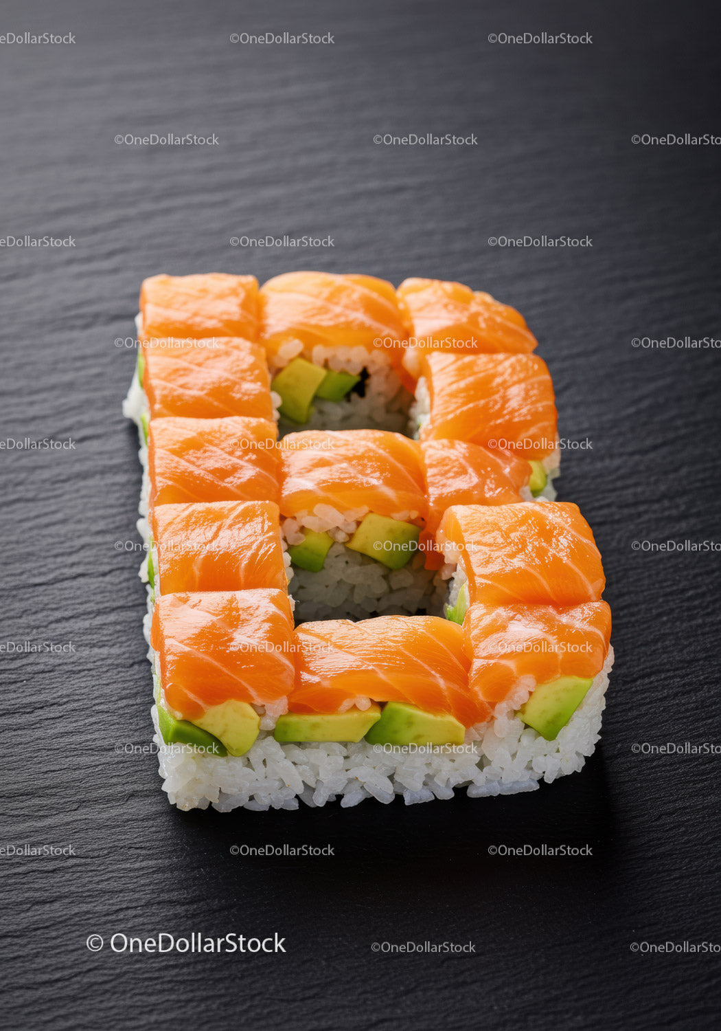 Sushi z łososiem i awokado w kształcie cyfry osiem