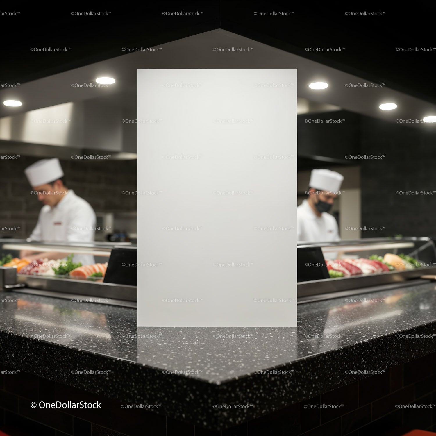 Pusta tablica z menu na ladzie baru sushi z kucharzami gotującymi