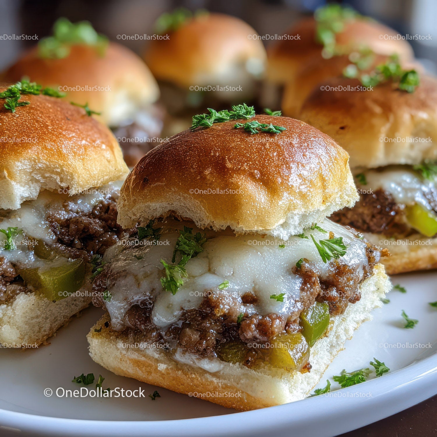 Zbliżenie na soczyste wołowe mini burgery z roztopionym serem i pietruszką