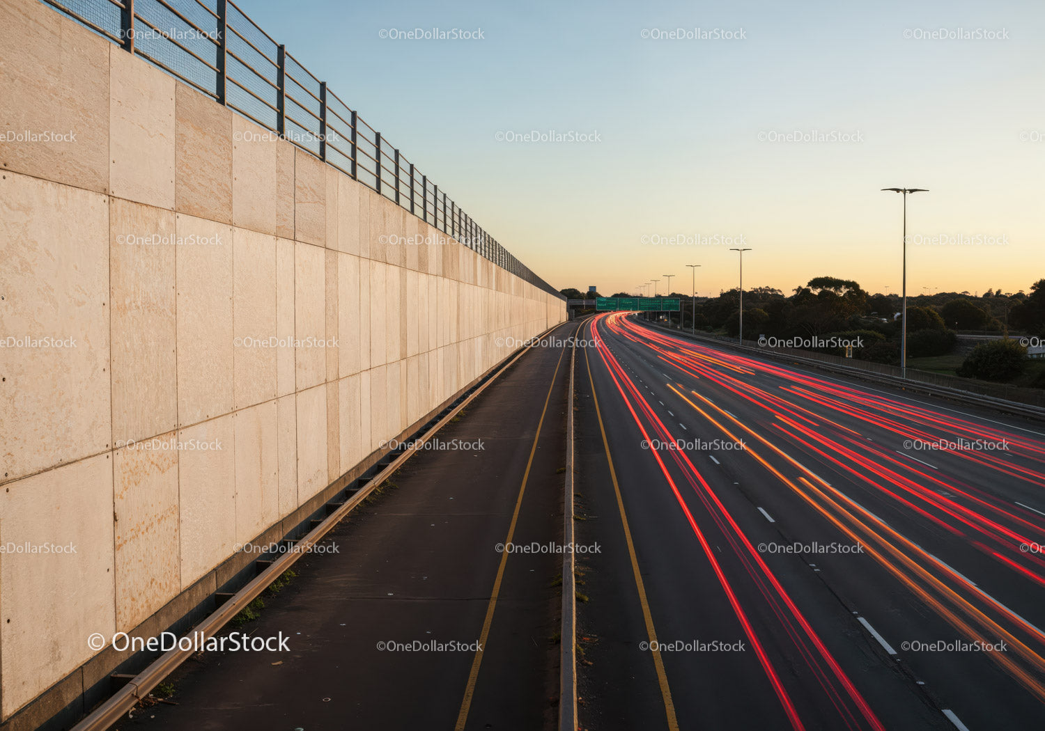 Długie naświetlanie autostrady ze smugami światła o zachodzie słońca
