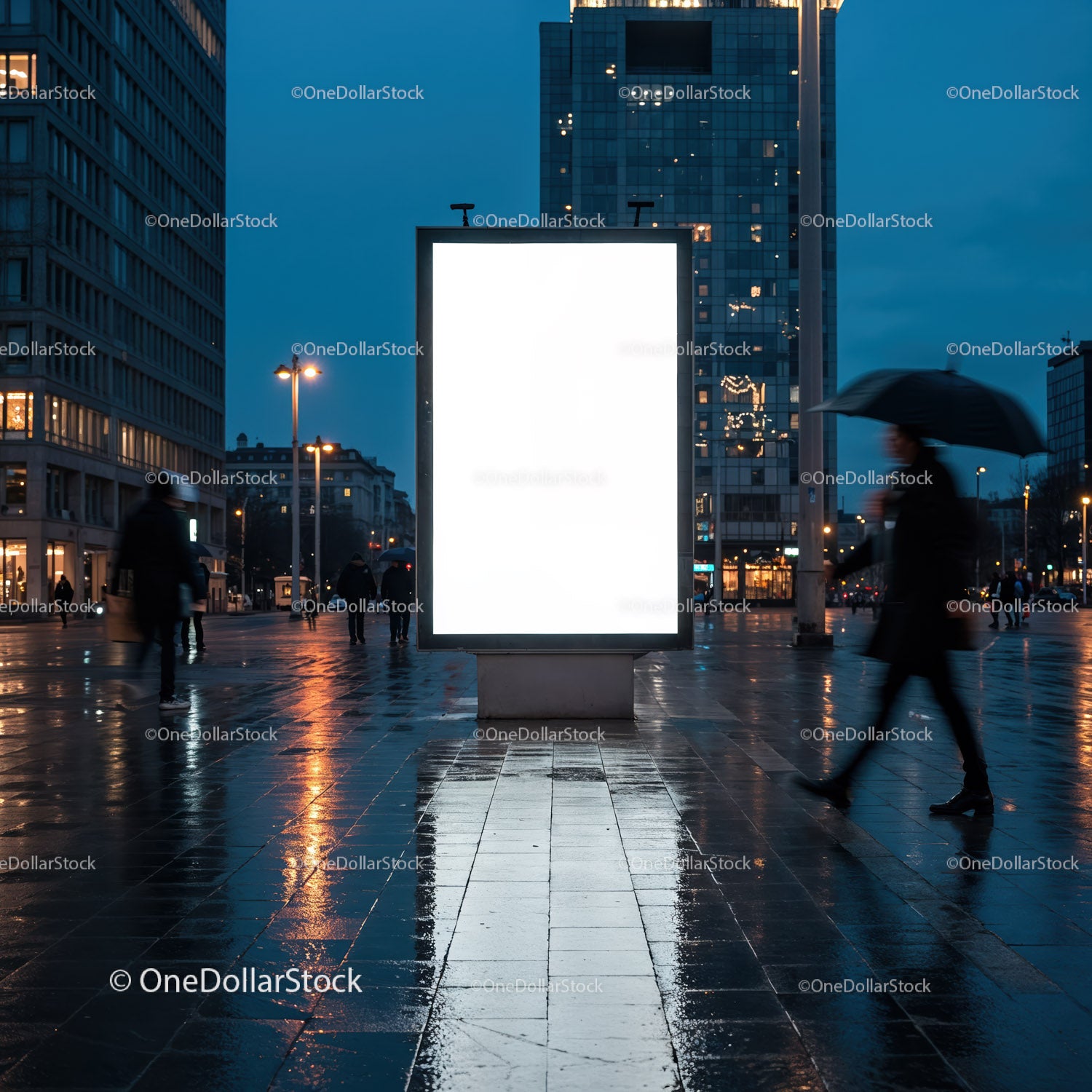 Wieczór miejski z oświetlonym billboardem na mokrym chodniku