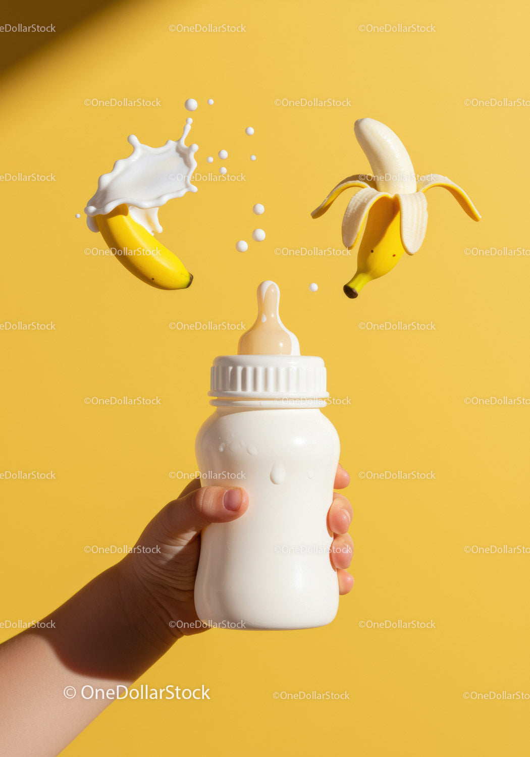 Dłoń dziecka trzymająca butelkę mleka ze świeżymi bananami