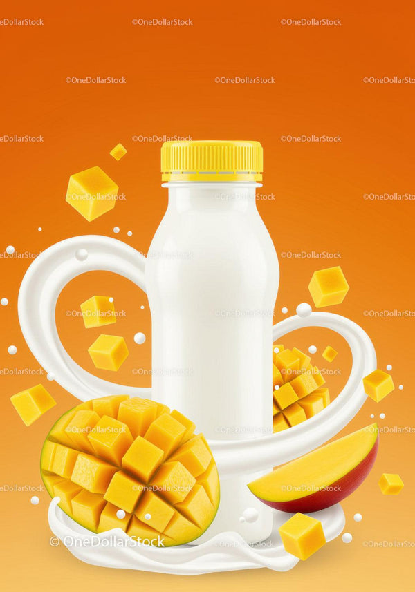 Butelka świeżego smoothie z mango z kremową chmurką i kostkami owoców