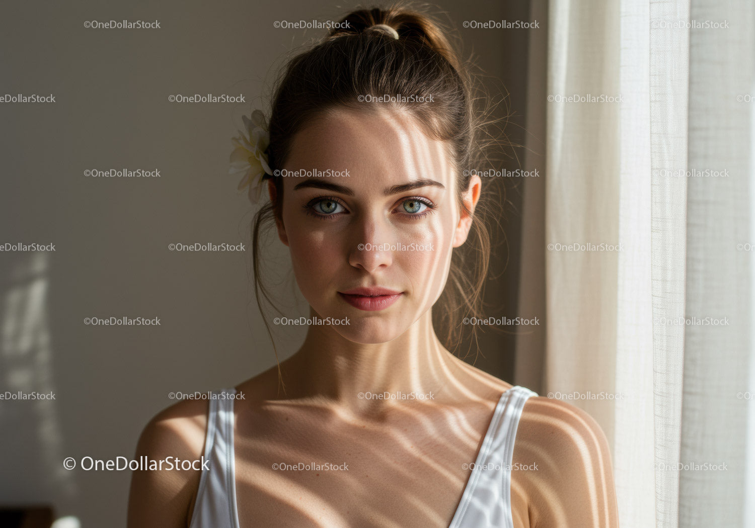 Portret młodej kobiety w świetle naturalnym i cieniach słonecznych