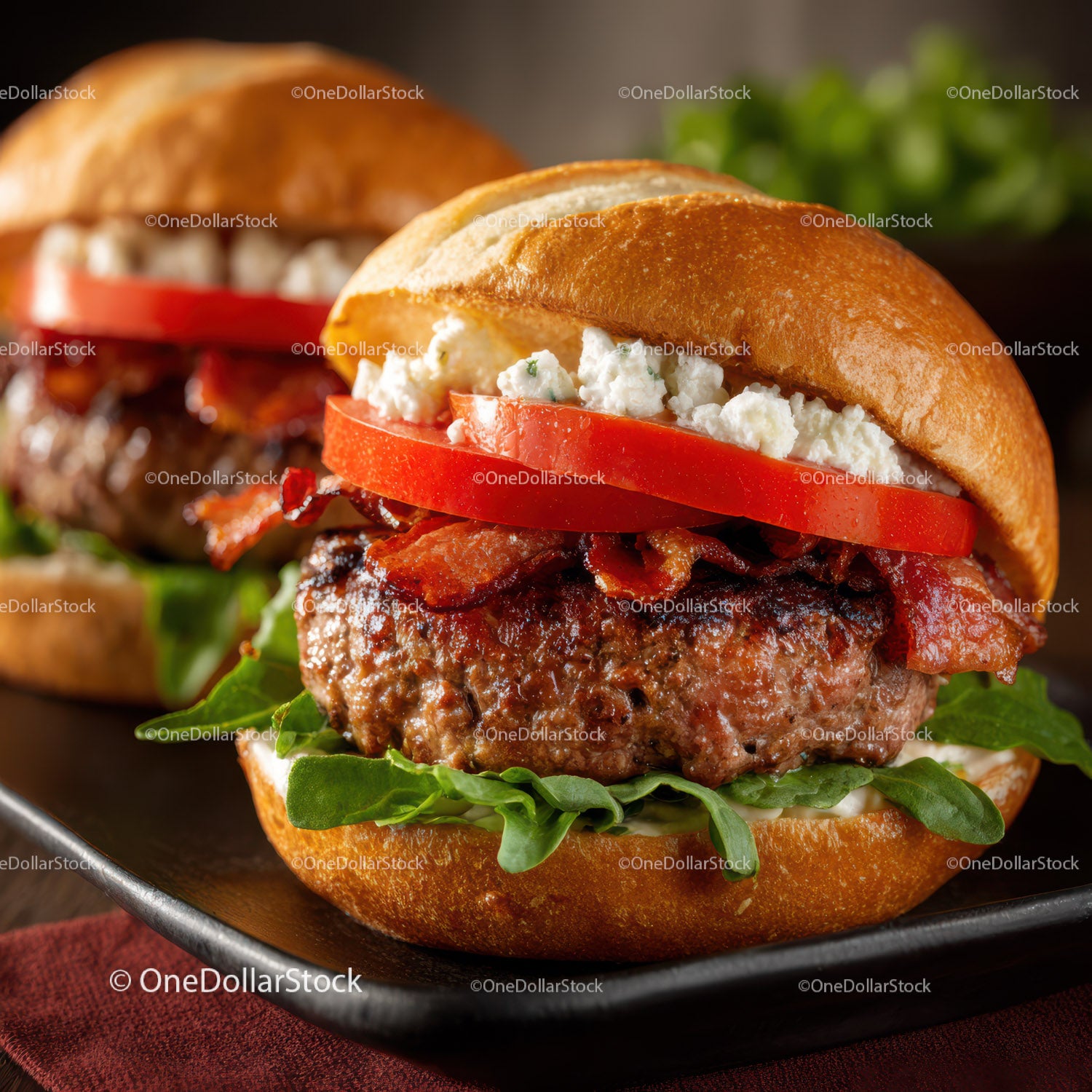 Cheeseburger gourmet z bekonem, pomidorem i serem pleśniowym