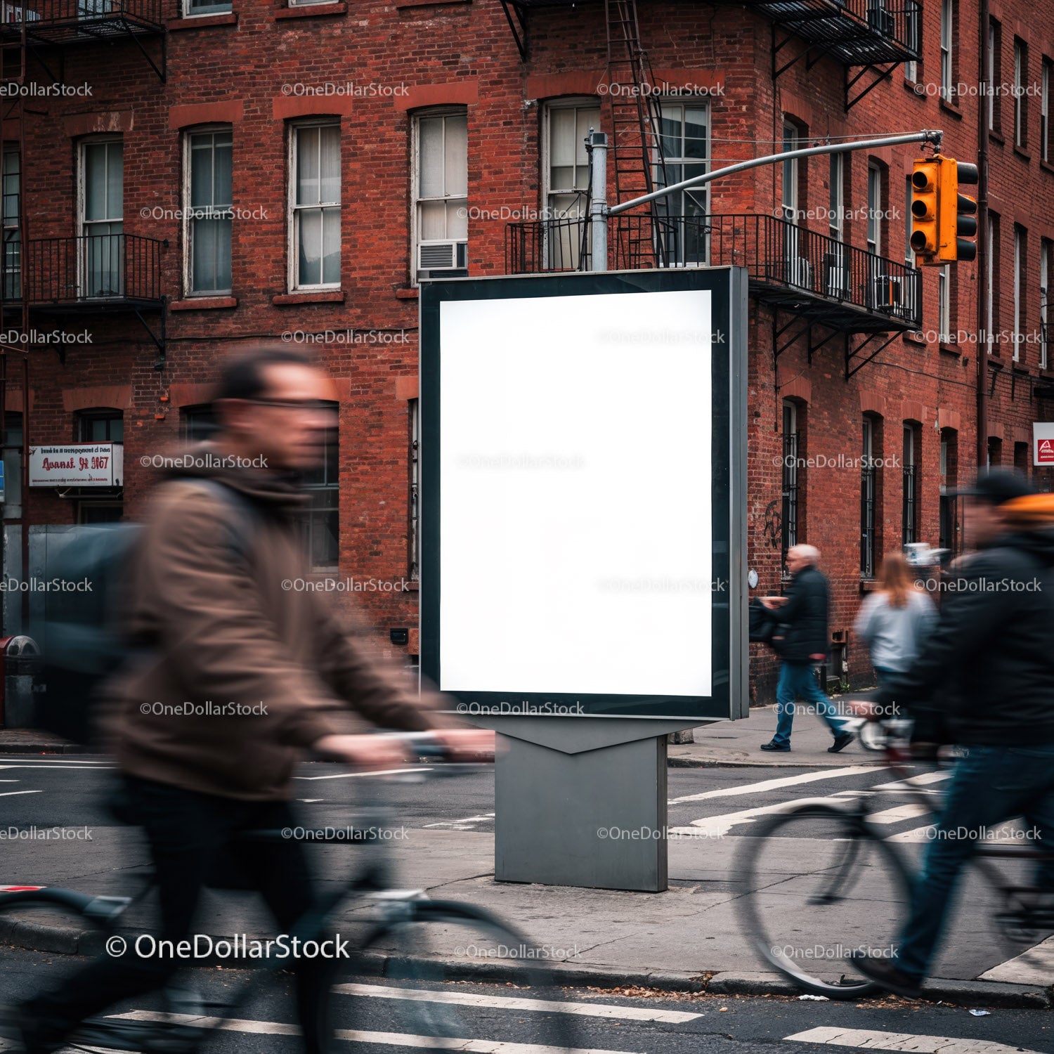 Scena uliczna w mieście z niewyraźnymi rowerzystami i pustym billboardem