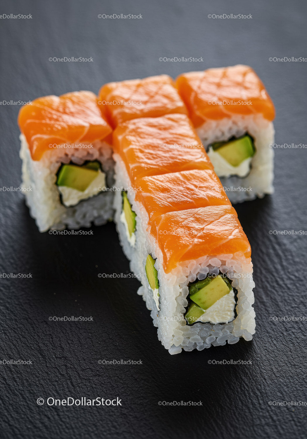 Świeże rolki sushi z łososiem, awokado i serkiem śmietankowym