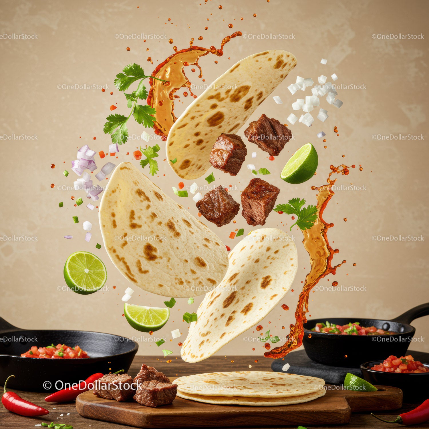 Pływające składniki na pikantne tacos z wołowiną i świeżą limonką