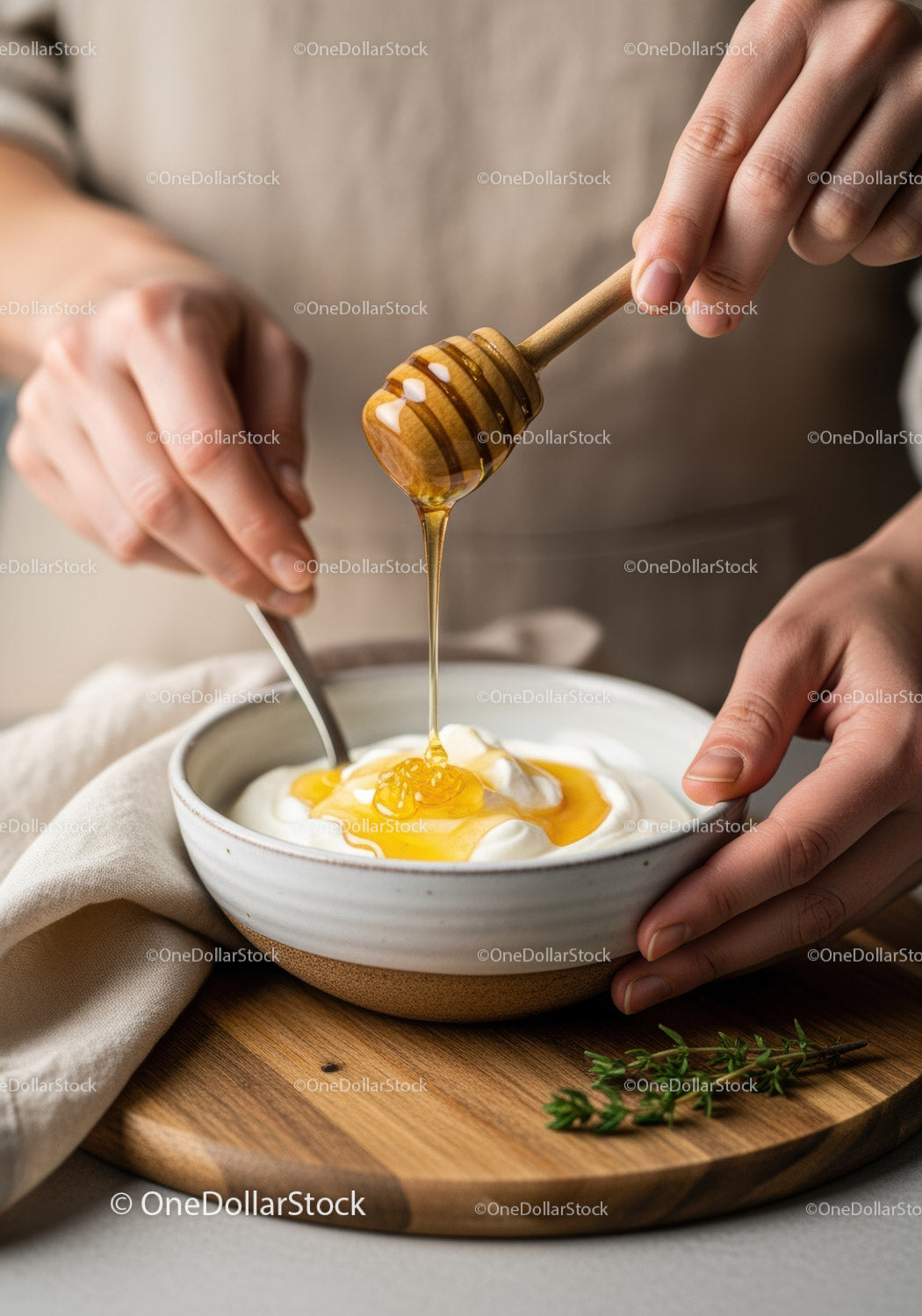 Polewanie jogurtu miodem z naturalnym miodem i świeżym jedzeniem
