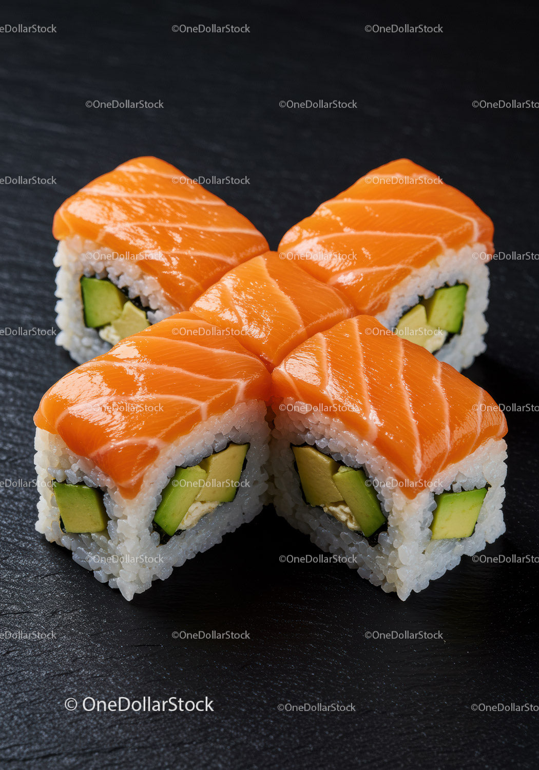 Świeże rolki sushi z łososiem i awokado na czarnym łupku