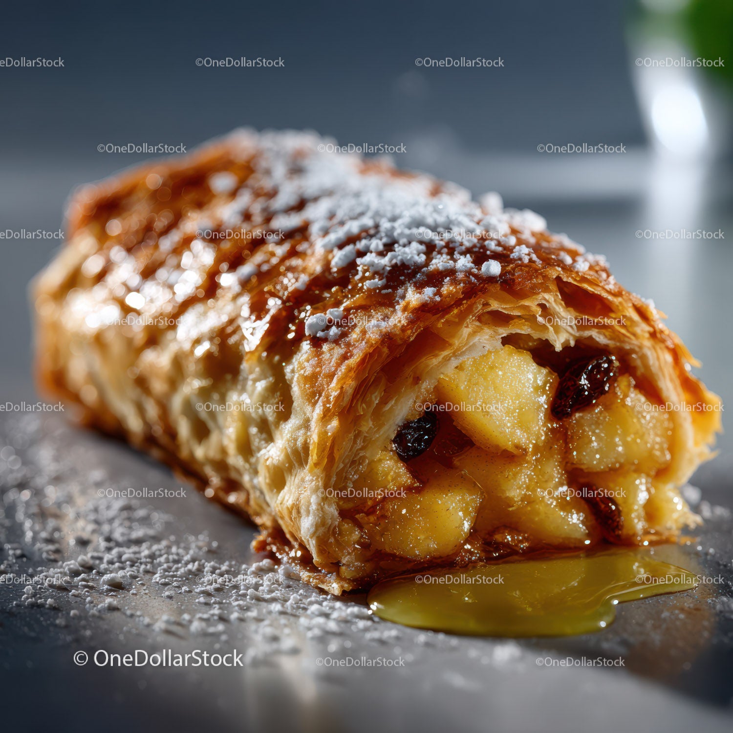 Pyszny strudel jabłkowy ze złotym kruchym ciastem i owocowym nadzieniem