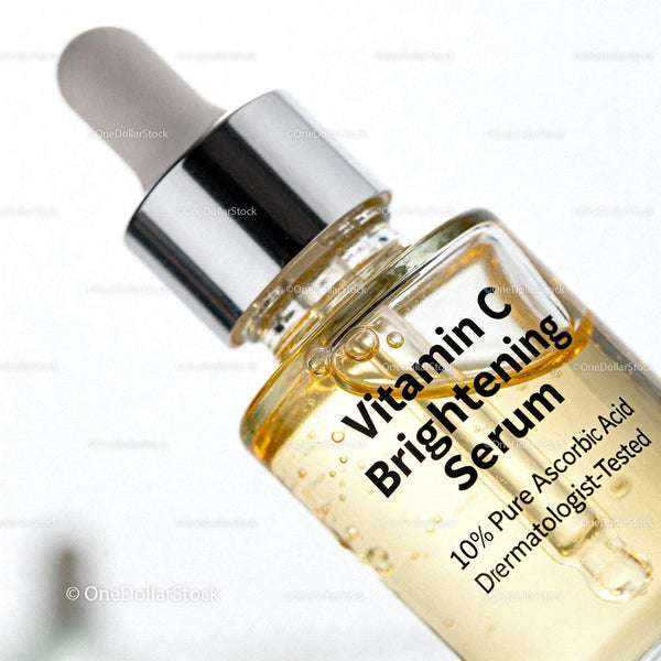 Serum rozświetlające z witaminą C z pipetą na białym tle