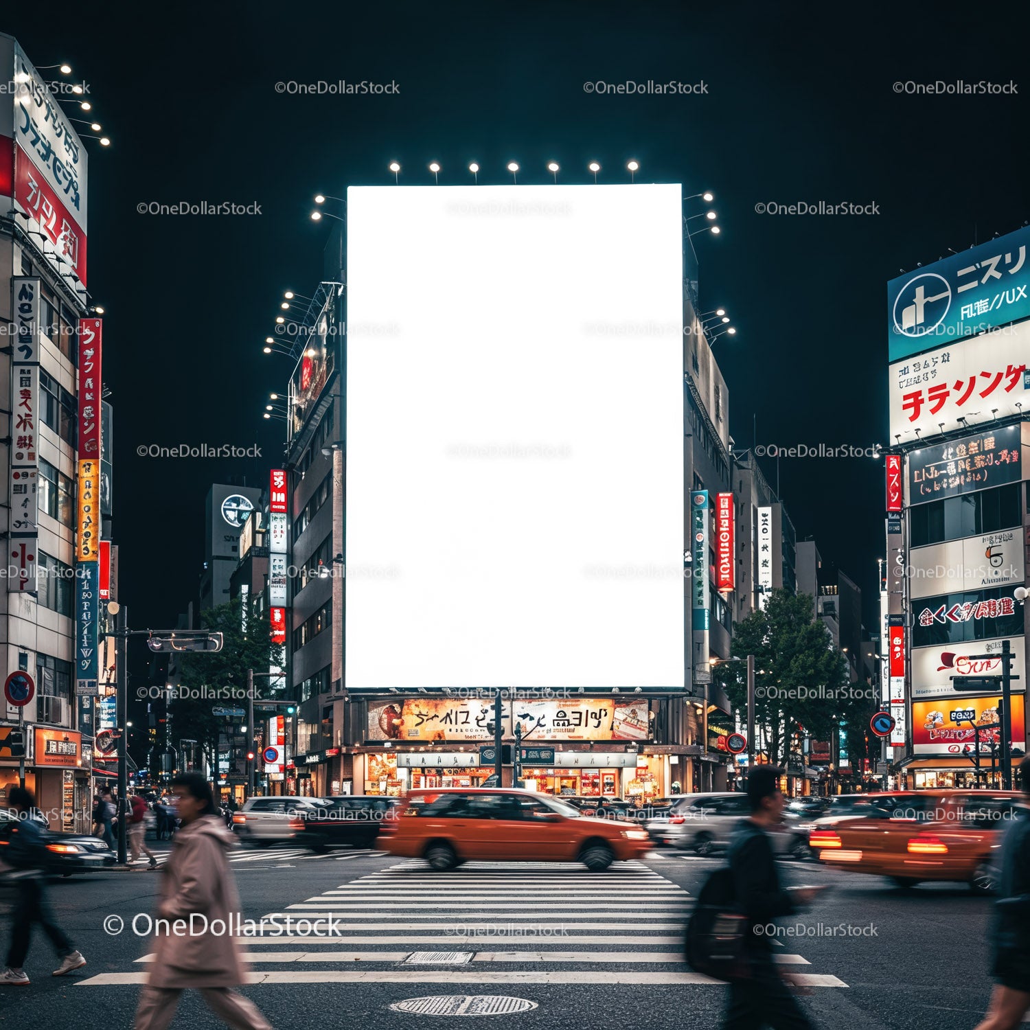 Ruchliwe skrzyżowanie w mieście nocą z oświetlonym billboardem