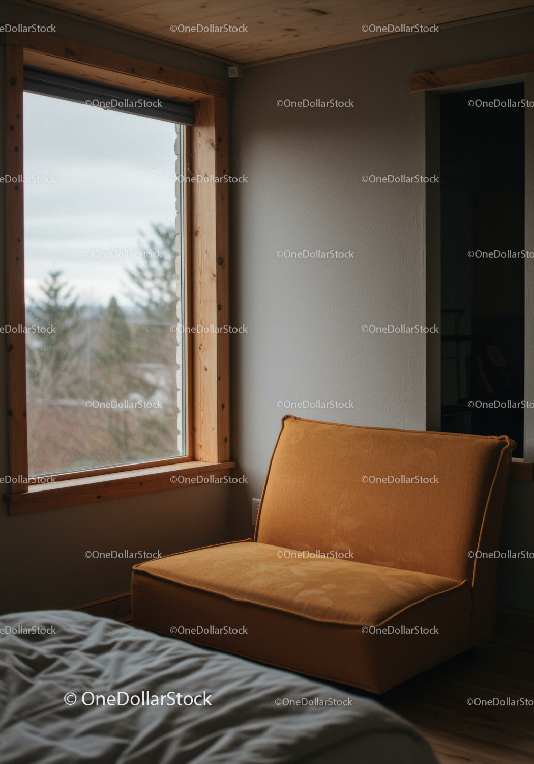 Przytulny żółty fotel firmy Wooden Window w jasnym, minimalistycznym pokoju